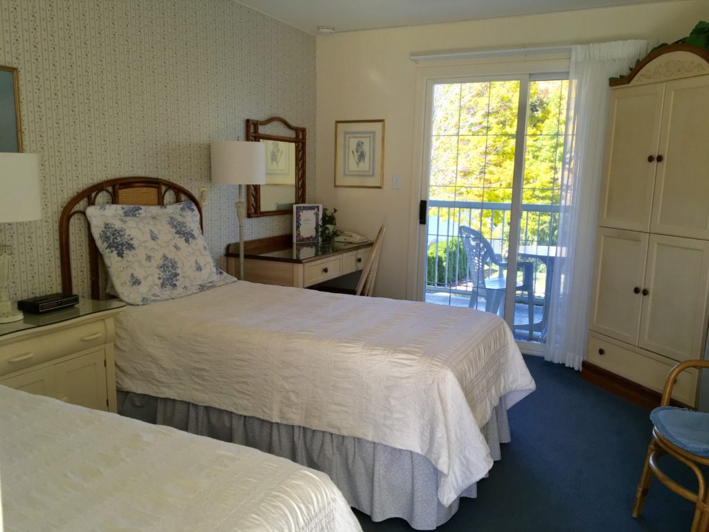 Cozy Lakeview Room with two single beds and a view balcony